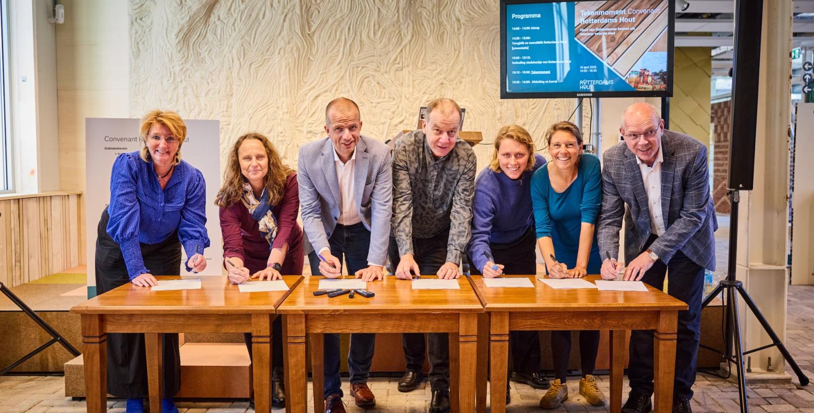 Zeven mensen ondertekenen het convenant