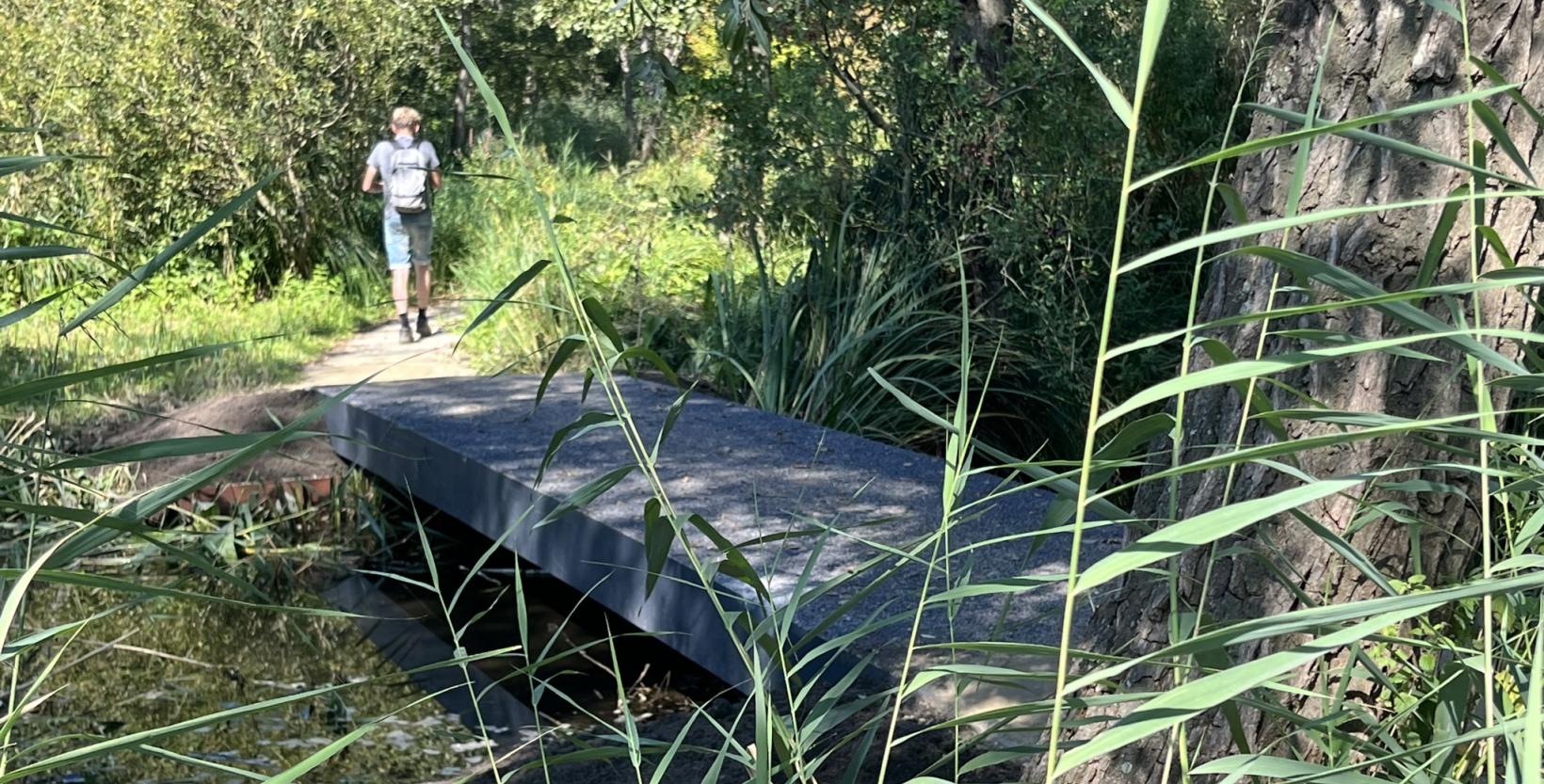 Circulaire brug over het water bij de Heemtuin