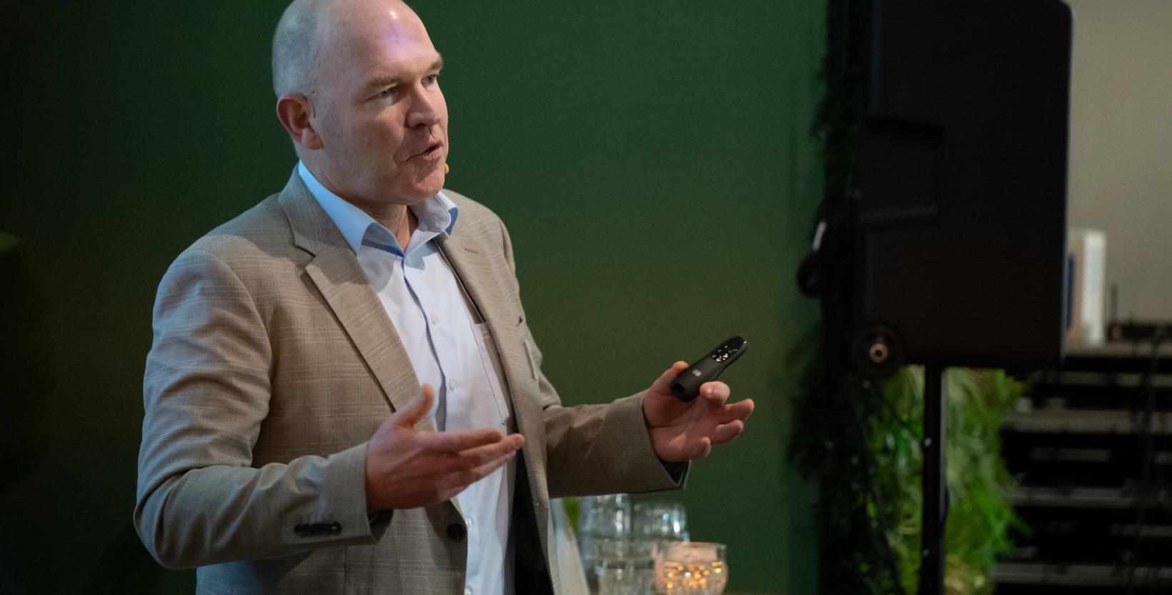 Spreker Cees-Jan Pen aan het woord tijdens een conferentie.