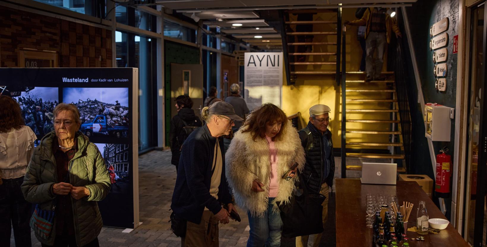 Bezoekers bij de entree van de tentoonstelling AYNI in circulair centrum De HER.