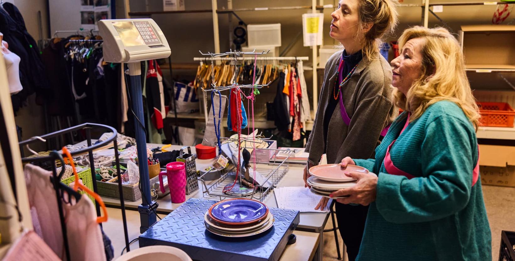 Twee dames halen iets op in de weggeefwinkel